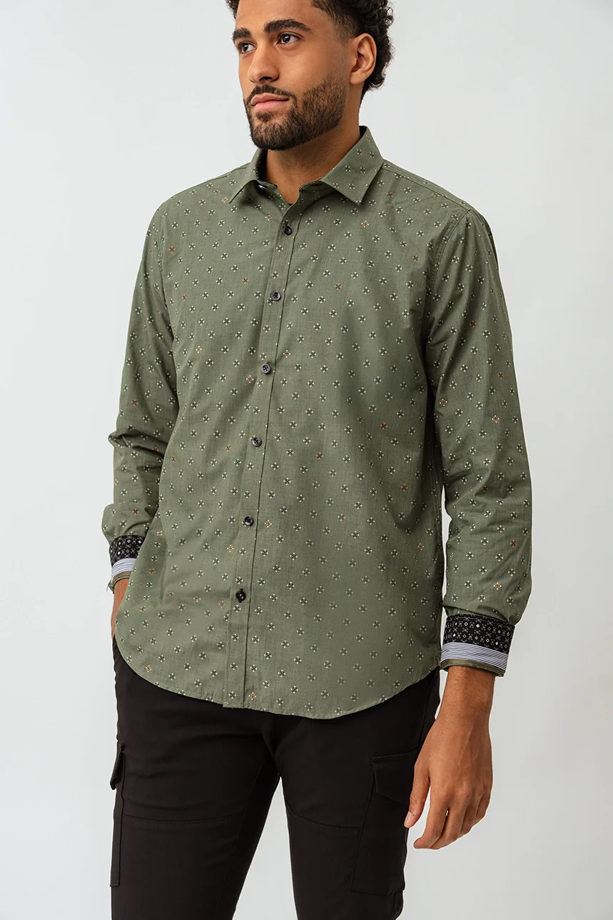 La chemise imprimée à revers contrastes