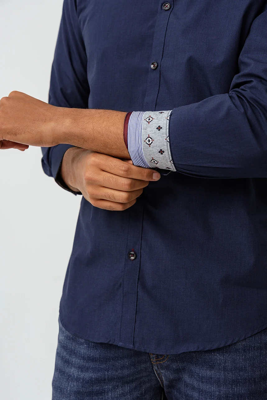 La chemise unie à revers contrastes - Image 2