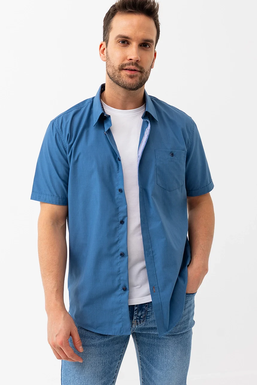 La chemise unie manches à revers contraste