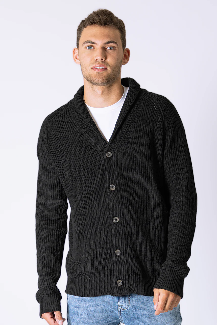 Le cardigan en tricot boutonné