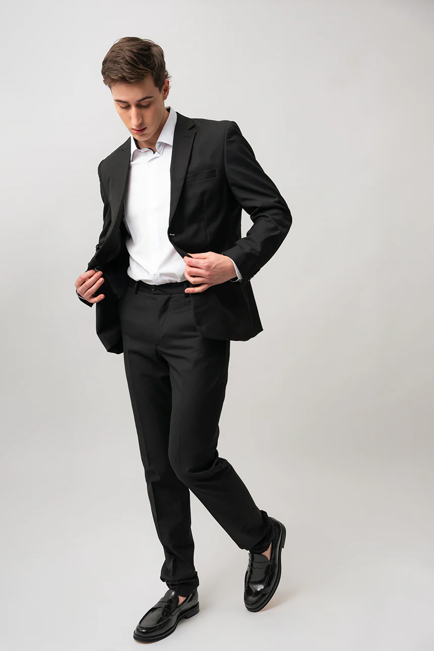 Le pantalon noir à plis