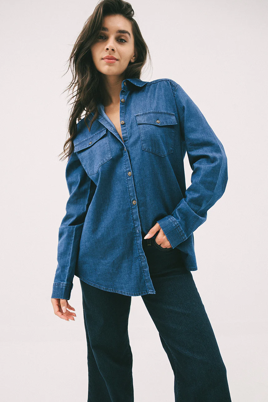 La chemise en denim bleu moyen