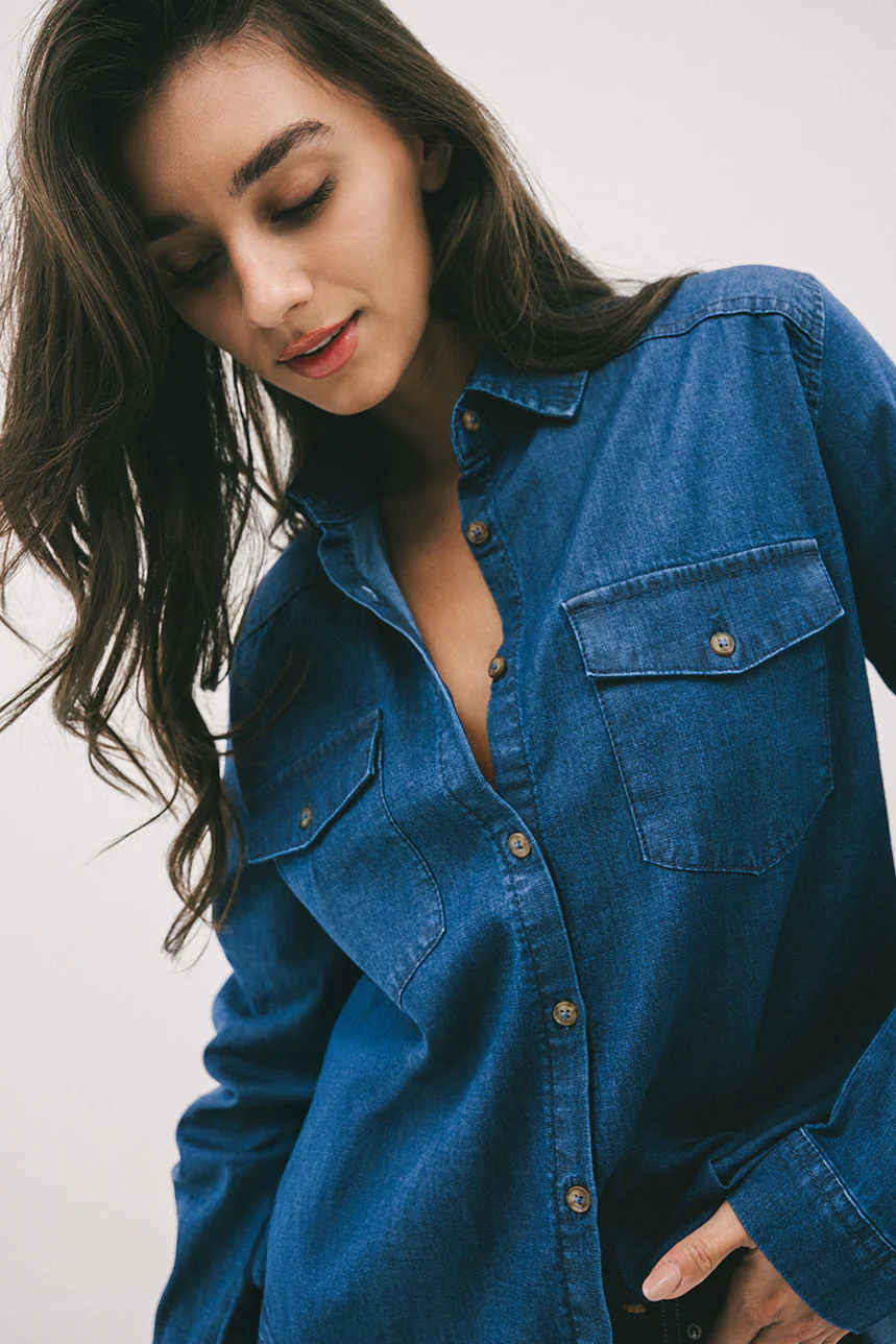 La chemise en denim bleu moyen - Image 2