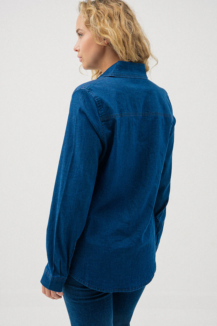 La chemise en denim bleu moyen - Image 6