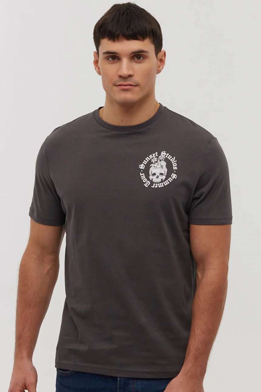 Le t-shirt imprimé Sunset Studios avec imprimé au dos