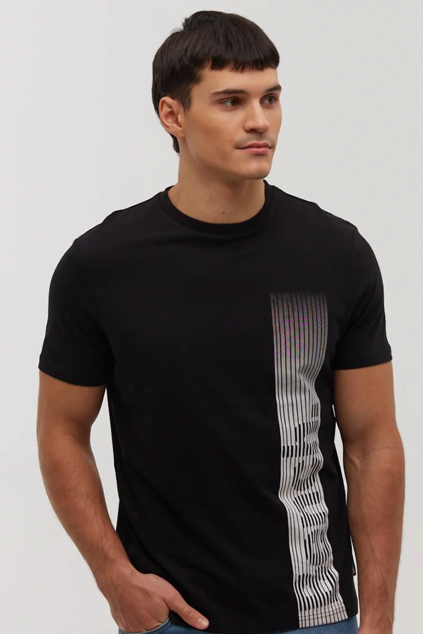Le t-shirt noir avec logo sur le côté