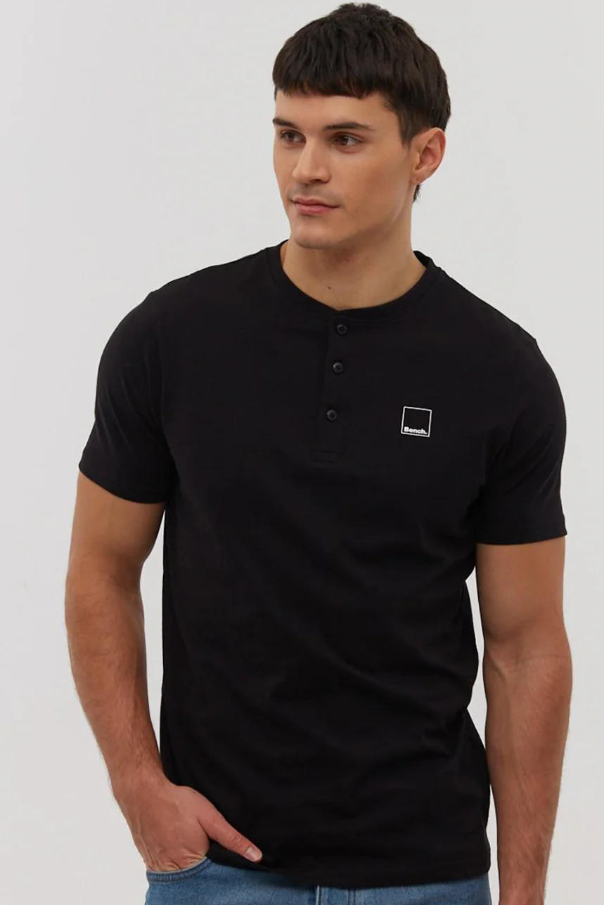 Le t-shirt uni encolure Henley logo carré par Bench - Image 3