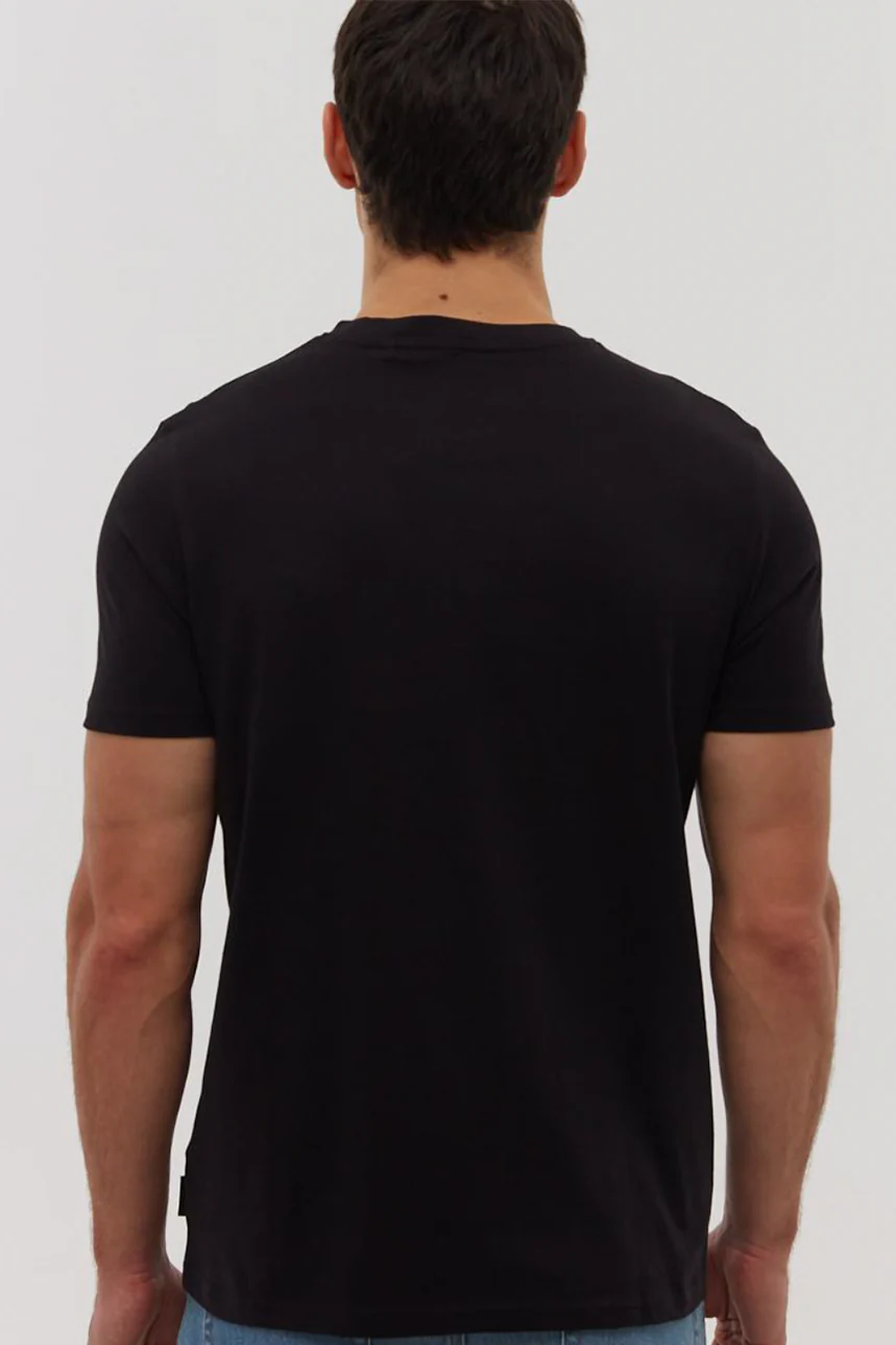 Le t-shirt uni encolure Henley logo carré par Bench - Image 4