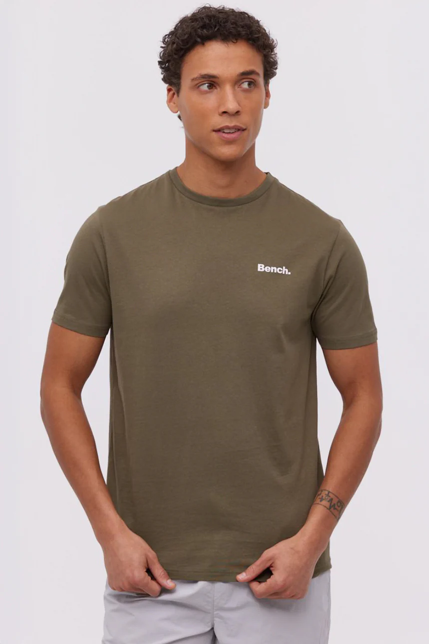 Le t-shirt uni avec logo Bench