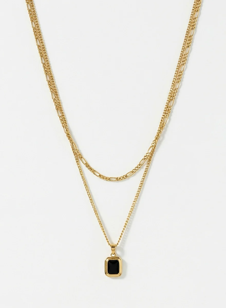 Collier or à pendentif noir