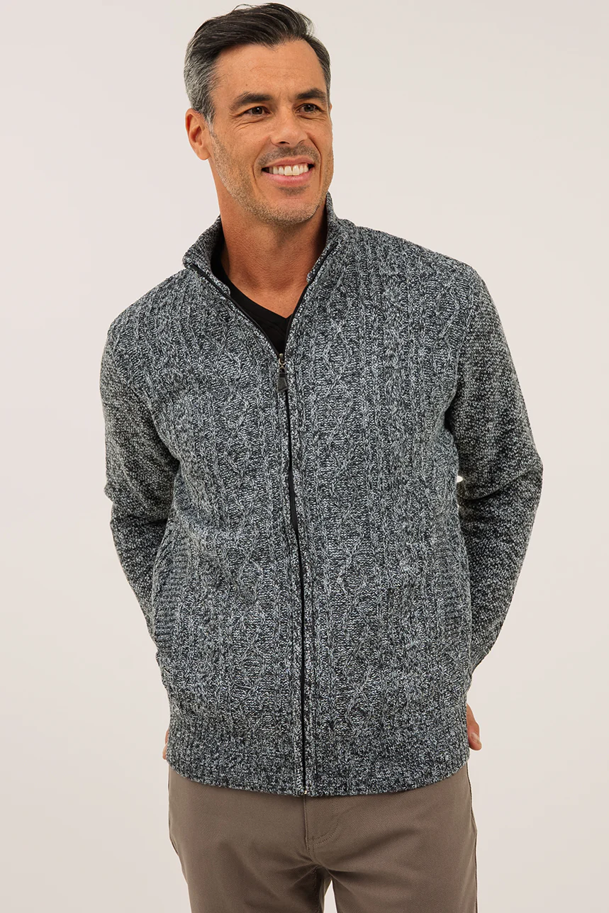 Le cardigan en tricot torsadé doublé en flanelle