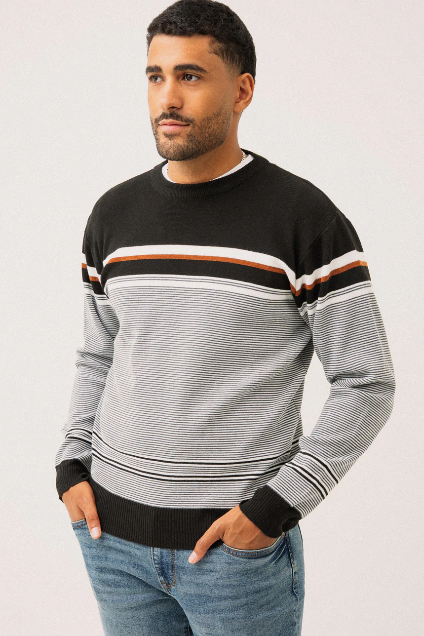 Le chandail en tricot léger rayé