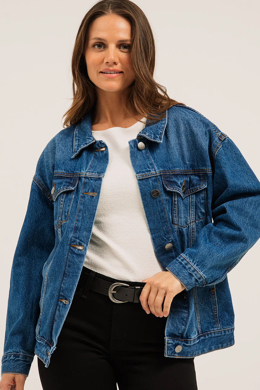 La veste en denim coupe “Boyfriend”